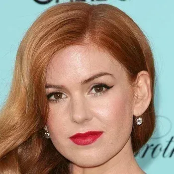 Isla Fisher — Bright Spring celebrity example, vivid copper-auburn hair and clear freckled skin