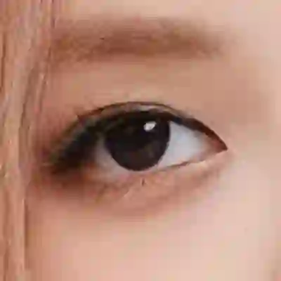 Rosé's eyes — warm dark brown, deep and rich