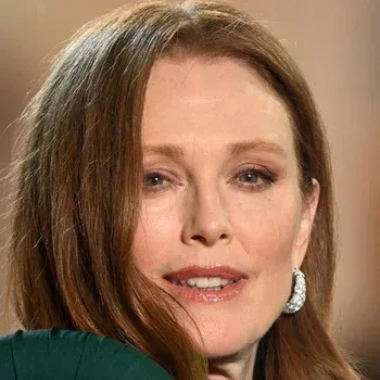 Julianne Moore — True Autumn celebrity example, auburn-copper hair and warm peachy skin with hazel-green eyes