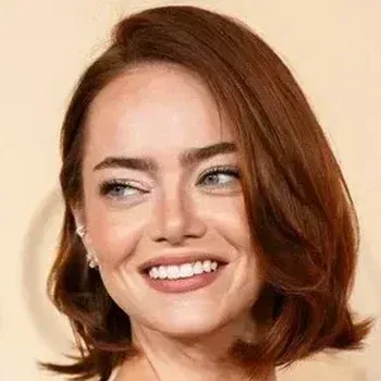Emma Stone portrait — warm auburn hair, fair peachy freckled skin, clear blue-green eyes, True Spring celebrity colour analysis example